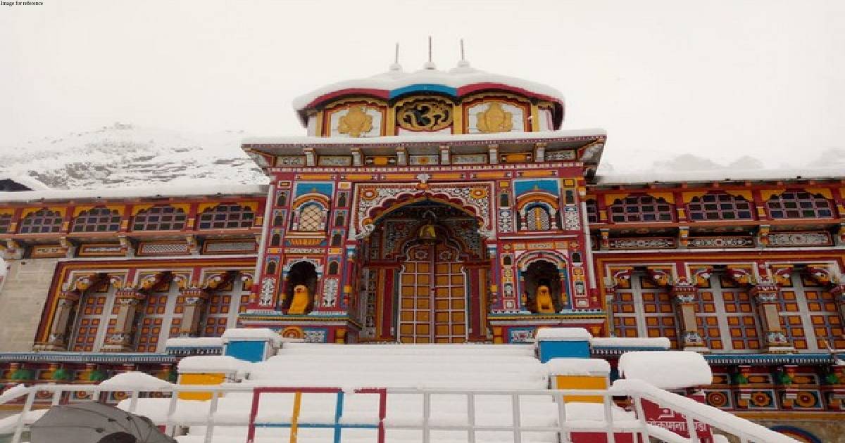 Thick blanket of snow covers Uttarakhand's Badrinath Dham